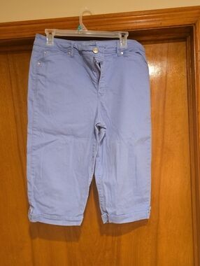 Gloria Vanderbilt Light Blue Capri Pants with Cuffed Hem